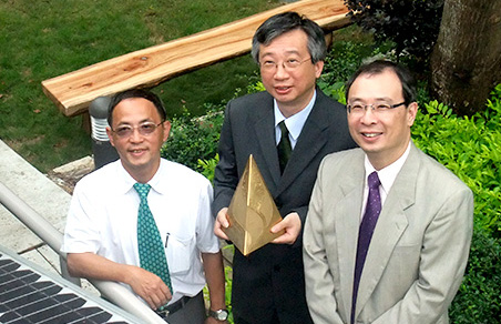 <em>冯教授手持2009年「香港环境卓越大奖」金奖,与当时的物业管理处处长谭必成先生</em>(左)<em>与朱利民教授</em>(右)<em>合照</em>