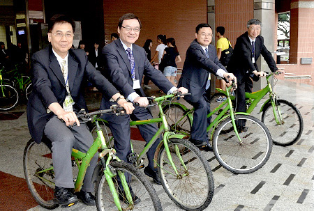 <em>中大與南京大學和國立中央大學締結兩岸三地綠色大學聯盟。攝於2013年</em>